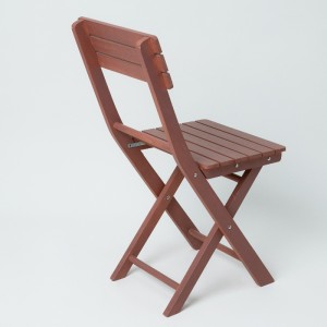 كرسي التخييم البلاستيكي HDPE لصيد الأسماك بجانب المسبح على الشاطئ